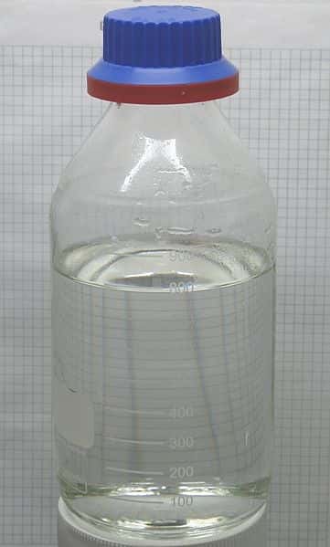L’acide chlorhydrique se présente sous la forme d’une solution aqueuse incolore. © W. Oelen, Wikipedia, CC by-sa 3.0