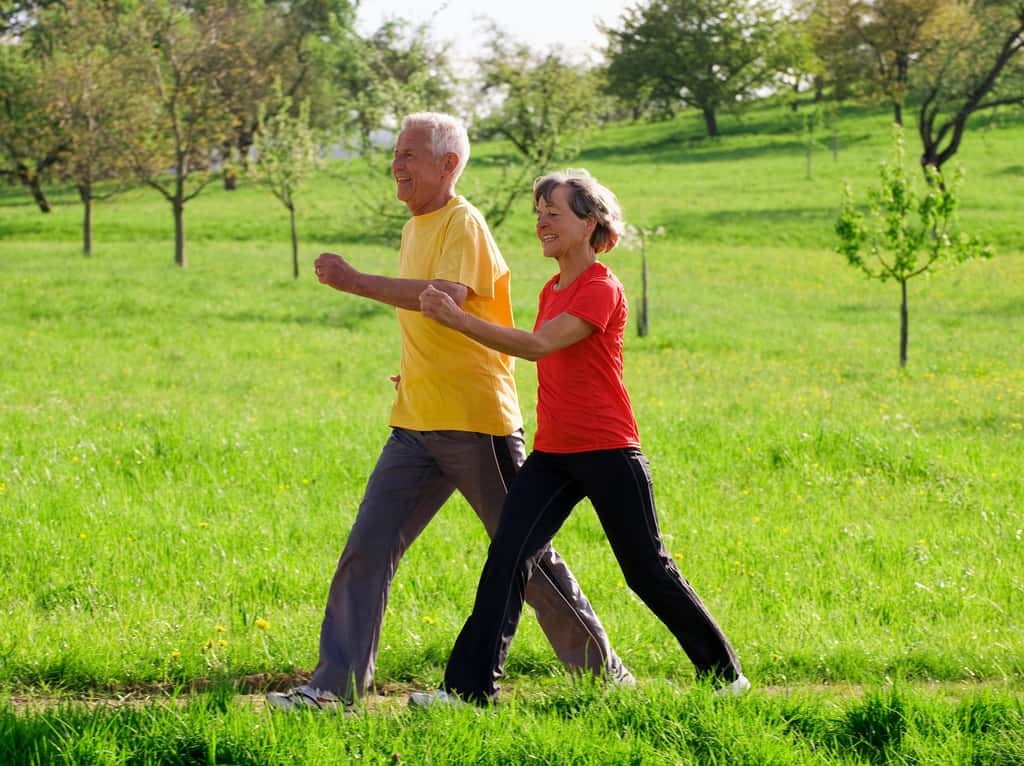 Cent minutes par semaine d'activité comme la marche rapide pourraient suffire à réduire de 43 % le risque de dépression majeure chez les adultes plus âgés. © Juice Dash, Shutterstock