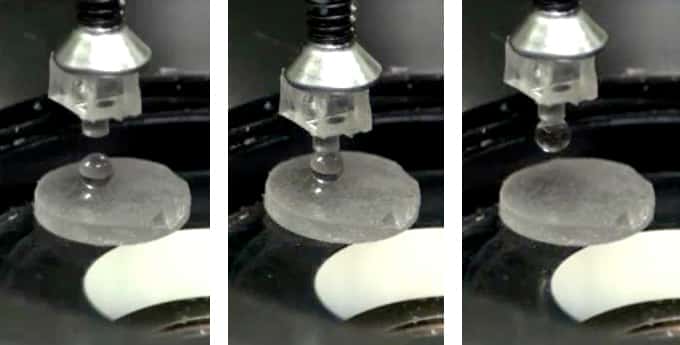 Les chercheurs du <em>Max Planck Institute</em> ont utilisé du gallium pour saisir une sphère de verre à l’aide d’un poinçon mobile. Lorsque la goutte de gallium vient à toucher le verre, les chercheurs refroidissent le métal afin qu’il se colle à lui. Pour reposer la sphère de verre, il suffit ensuite de chauffer le gallium à nouveau. ©<em> Max Planck Institute for Intelligent Systems</em>