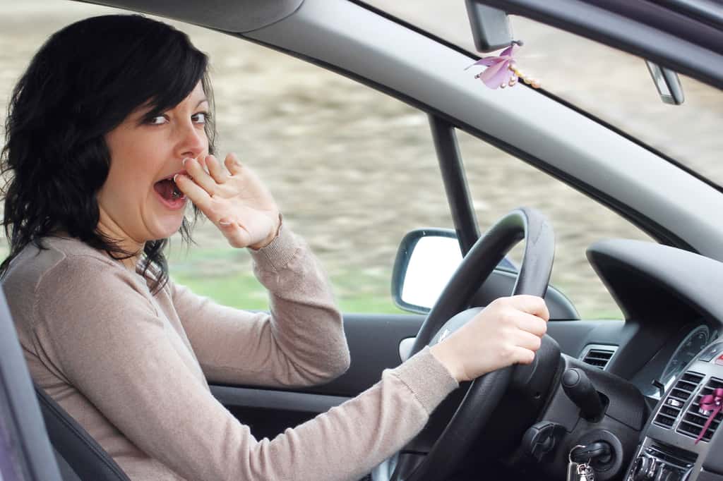 Bien manger pour bien conduire serait un des moyens pour rester vigilant au volant. À 130 km/h, un micro-sommeil de 1 à 4 secondes peut avoir des conséquences fatales : 4 secondes, c’est 150 mètres parcourus en roulant à 130km/h <em>(Source IFSTTAR). </em>© alco81, Adobe Stock
