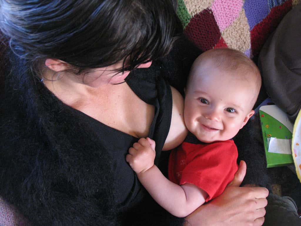 Pour la plus grande joie des bébés, le lait maternel est préconisé pour les nourrir. L'OMS recommande un allaitement exclusif quand cela est possible durant les six premiers mois de la vie. © Milkwooders, Flickr, cc by nc sa 2.0
