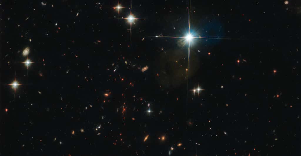 Les astronomes étudient les amas de galaxies — comme celui-ci, SPT0516, imagé par le télescope spatial Hubble — pour mesurer la composition de l’univers, tester des théories de la gravité ou encore déterminer les processus de formation des galaxies. Cette fois, des chercheurs de l’université de Victoria (Canada) ont utilisé l’un des amas les plus éloignés connus pour comprendre quand les galaxies les plus massives de l’univers ont commencé à produire des étoiles. © Nasa