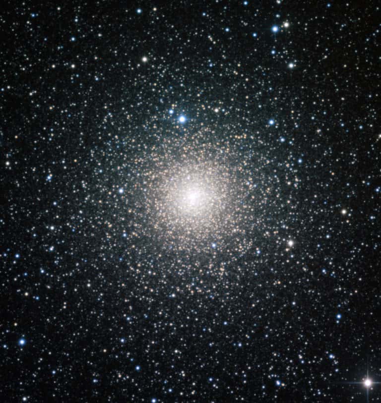 Cette image a été prise à l'aide du télescope de 2,2 mètres MPG/ESO qui équipe l'observatoire de l'ESO à La Silla au Chili. Elle montre NGC 6388, un amas globulaire de la Voie lactée, âgé de plus de 10 milliards d'années. © F. Ferraro, université de Bologne, ESO