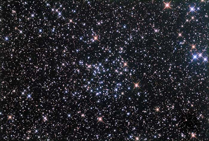 NGC 6811 est un amas ouvert d'étoiles situé dans la constellation du Cygne. À environ 3.000 années-lumière du Soleil, il fait partie du champ d'étoiles observées par Kepler. © Anthony Ayiomamitis
