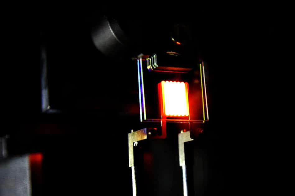Des chercheurs du MIT (<em>Massachusetts Institute of Technology</em>) et de la <em>Purdue University</em>, aux États-Unis, ont mis au point une ampoule à incandescence nouvelle génération. Dans un premier temps, celle-ci brille comme le ferait une lampe classique. Mais, grâce à un filtre que les chercheurs ont spécialement conçu, l’énergie perdue sous forme de chaleur est recyclée pour être convertie en lumière. De quoi améliorer drastiquement l’efficacité de ces dispositifs. © Ognjen Ilic, <em>MIT Image</em>