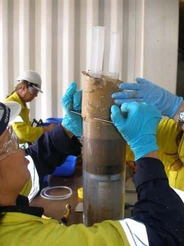 Les chercheurs de la <em>Commonwealth Scientific and Industrial Research Organisation</em> (CSIRO) ont analysé des échantillons de fonds marins pour y trouver des microplastiques. © CSIRO