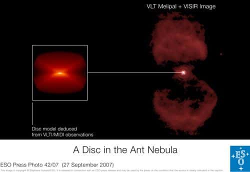 A gauche, le disque de poussière mis en évidence au moyen de l'interféromètre infrarouge du VLTI. L'axe principal est perpendiculaire à l'axe des lobes bipolaires de la nébuleuse. Crédit : ESO