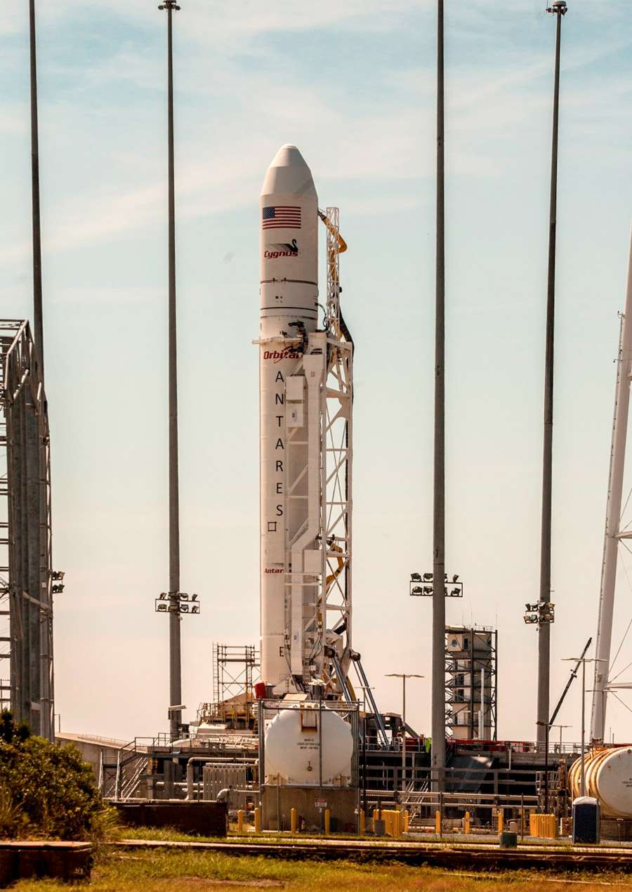 Le lanceur Antares, avec Cygnus dans sa coiffe, sur son pas de tir du centre de lancement de Wallops. Si rien ne perturbe les préparatifs du lancement et le compte à rebours, le tir est prévu le 18 septembre. © Orbital Sciences