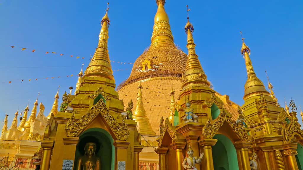 Le grand stupa doré de la pagode Shwedagon vu du <em>Southern Devotional Hall</em>. © Antoine, tous droits réservés, reproduction interdite