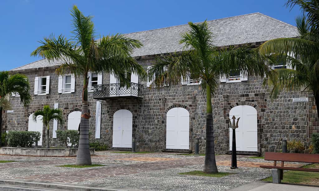 L’Hôtel de la Collectivité  dans le port de Gustavia. © Antoine, tous droits réservés