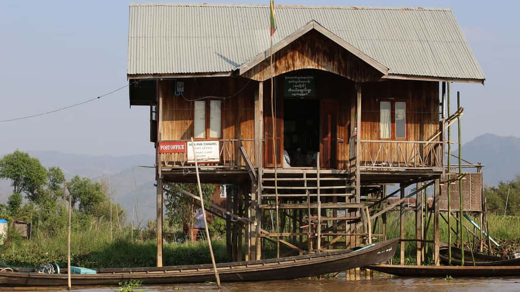 Bureau de poste, sur pilotis, proche du monastère Nga Phe Chaung sur le lac Inle. © Antoine, tous droits réservés, reproduction interdite.