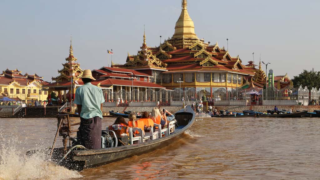 Bateau transportant des touristes vers la pagode Phaung Daw Oo sur le lac Inle. © Antoine, tous droits réservés, reproduction interdite.