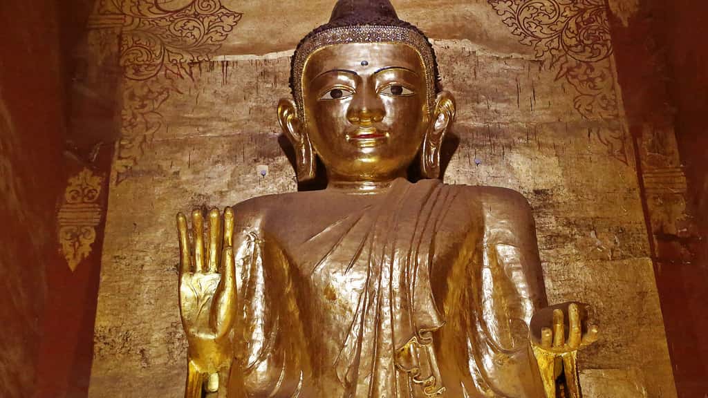 Dans le temple d'Ananda, un des quatre Bouddha debout, faisant face aux quatre points cardinaux. © Antoine, tous droits réservés, reproduction interdite.
