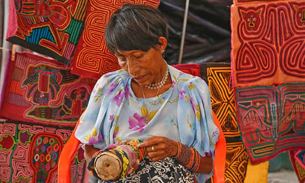 Femme Guna fabriquant des bracelets de cheville. © Antoine, tous droits réservés