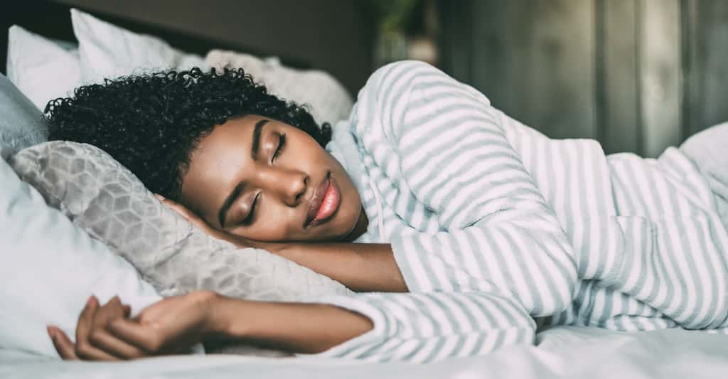 Si dormir suffisamment est, bien entendu, important pour rester en bonne santé, l'heure du coucher n'aurait pas beaucoup d'impact. © DavidPrado, Adobe Stock