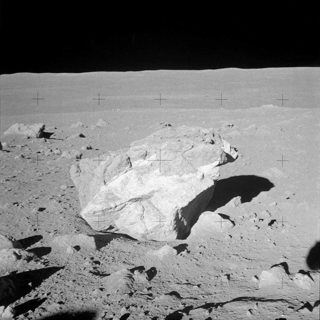 Un bloc de roche observé par les astronautes d'Apollo 14 en 1971. © Nasa