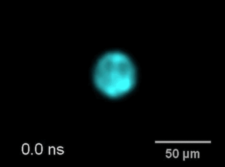 Capturée par la nouvelle technologie de photographie ultrarapide mise au point par des chercheurs du <em>California Institute of Technology</em> (Caltech, États-Unis), une onde de choc créée par un laser frappant l’eau se propage au ralenti. © Caltech