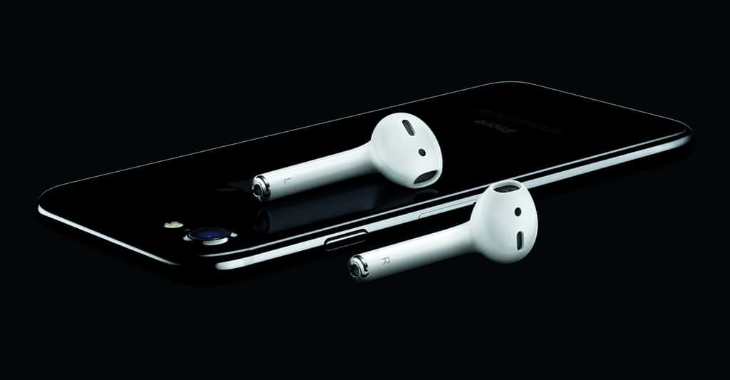 La suppression de la prise casque sur l'iPhone 7 et 7 Plus s'accompagne du lancement d'une paire d'écouteurs sans fil. Baptisés AirPods, il se connectent automatique à l'iPhone ou l'Apple Watch. © Apple