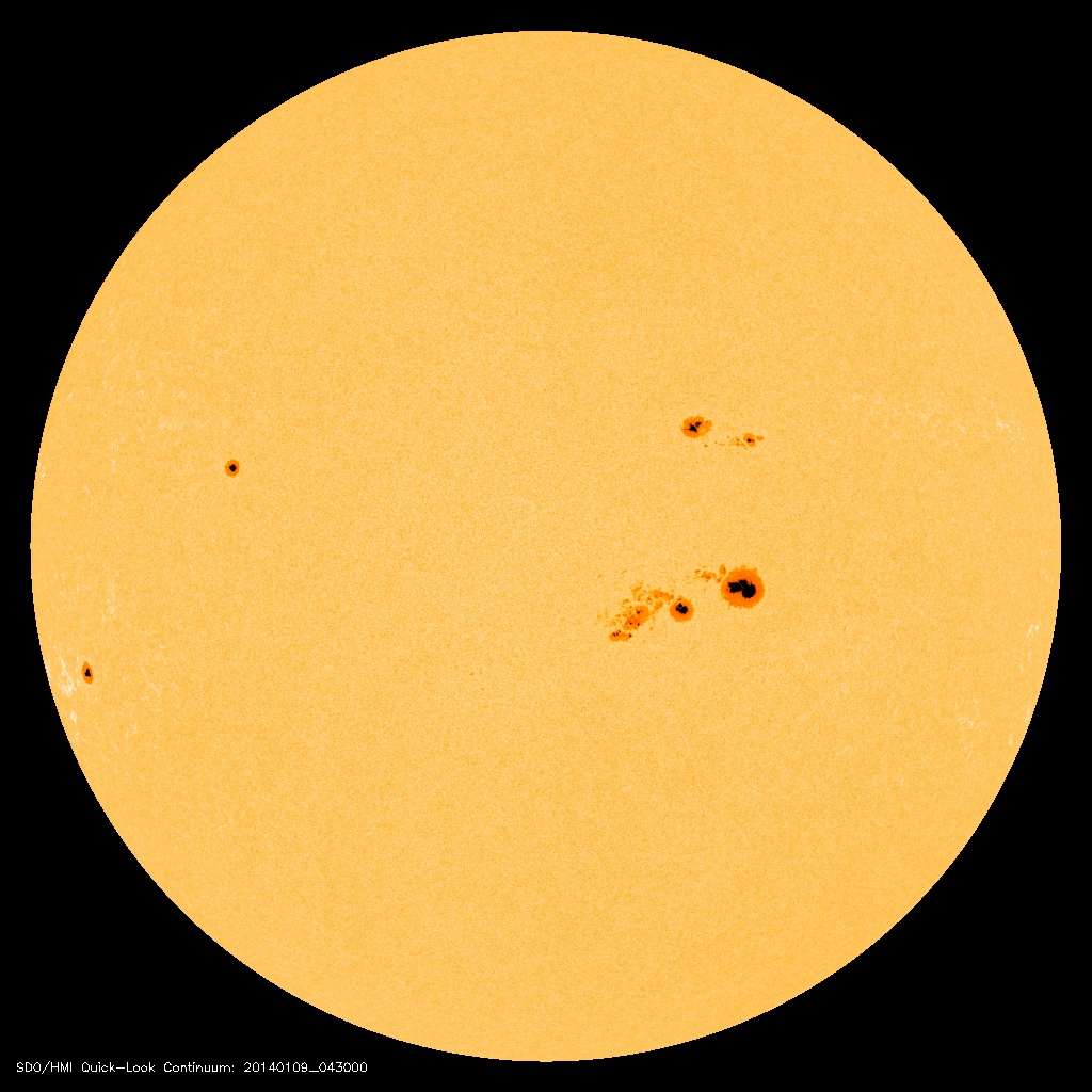 La région active AR1944 s'étend sur environ 200.000 km à la surface du Soleil. La tâche la plus grande mesure trois fois la taille de la Terre ! © Nasa, SDO