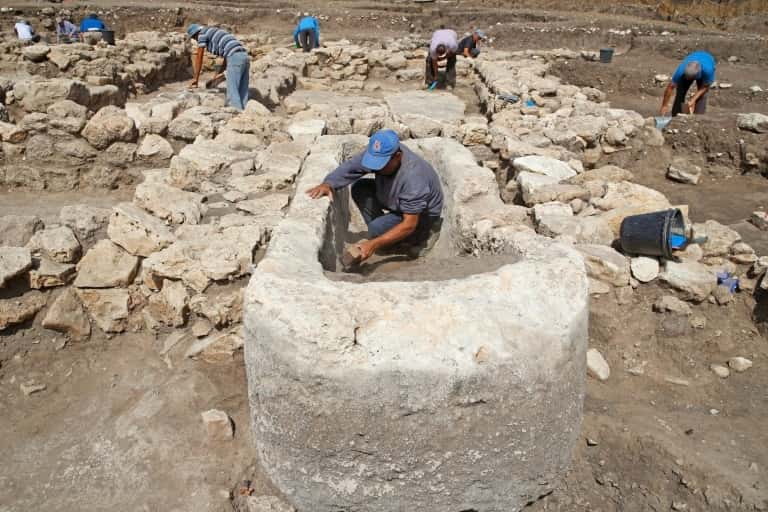 Des archéologues israéliens sur le site archéologique d'En Esur, le 6 octobre 2019 dans le centre d'Israël, où a été découverte une ville datant de l'Âge de bronze. © Jack Guez, AFP