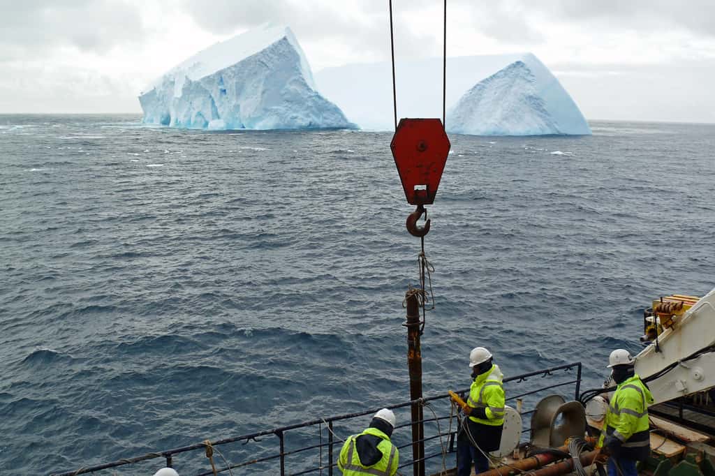Ne comprenant pas comment la calotte glaciaire antarctique avait pu fondre à ce point au cours de la dernière période glaciaire, les chercheurs ont étudié des enregistrements géologiques. Ici, en 2007, à bord du navire de recherche Marion Dufresne dans la mer de Scotia. © Michael Weber, Université de Bonn