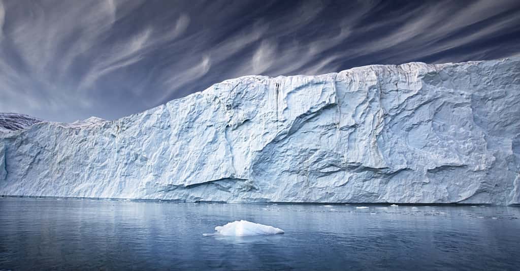 Des scientifiques ont détecté de nouveaux signaux indiquant que la partie centre ouest de la calotte glaciaire du Groenland pourrait subir une transition critique relativement bientôt. La déstabilisation de la calotte glaciaire a commencé. Un basculement de la calotte glaciaire augmenterait considérablement l’élévation du niveau mondial de la mer à long terme. © the_lightwritter, Adobe Stock