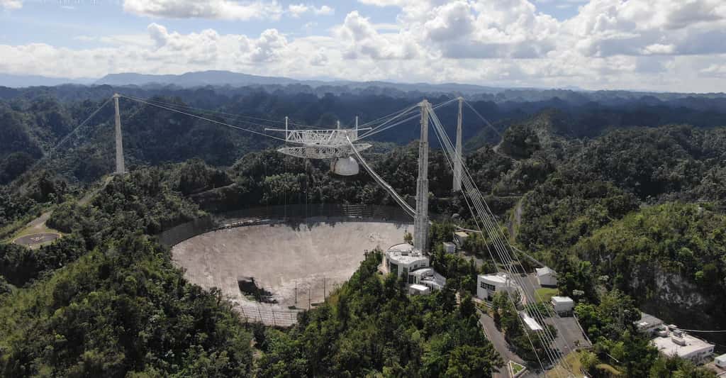 Le télescope d’Arecibo tel qu’il apparaît en novembre 2020, endommagé par des ruptures de câbles de support. © Université de Floride centrale