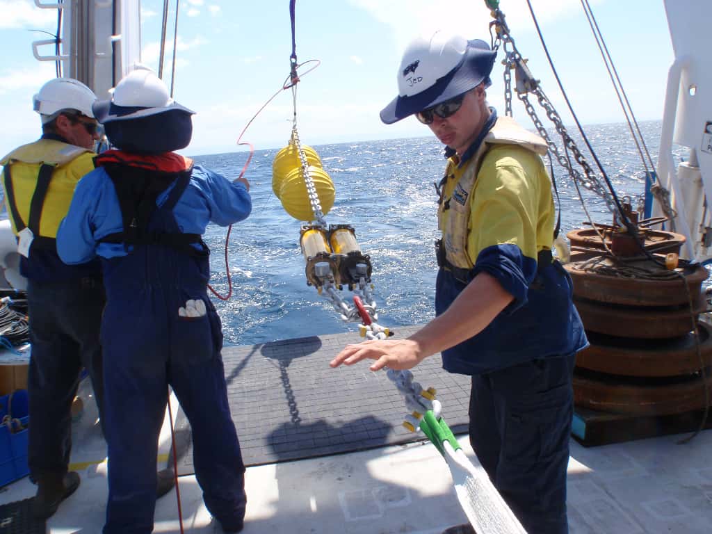 Une équipe du CSIRO déploie en pleine mer un système de surveillance pour l'océan profond. © CSRIO