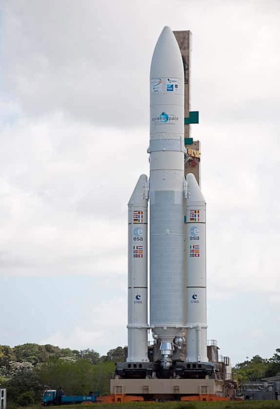 Transfert d'Ariane 5 V 198 vers son pas de tir de l'ensemble de lancement 3. Parallèlement, Arianespace et le Centre spatial guyanais poursuivent la préparation des lancements inauguraux des lanceurs Vega et Soyuz, prévus dans la première moitié de l’année prochaine. © Esa/Cnes/Arianespace/Optique video du CSG & J.M. Guillon 
