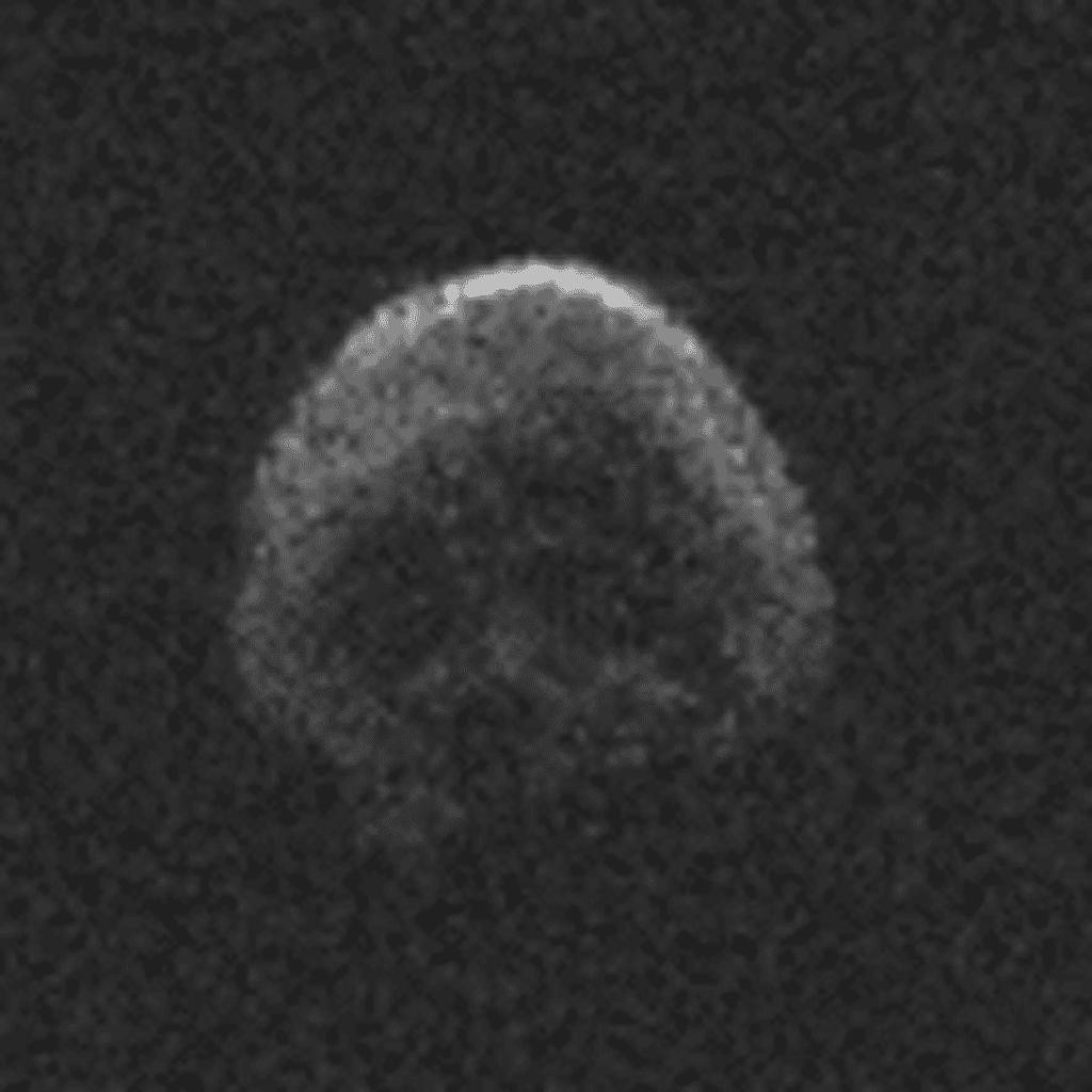 Sur cette image radar réalisée avec le radiotélescope d’Arecibo le 30 octobre, « l’astéroïde d’Halloween » 2015 TB145, surnommé aussi la « grosse citrouille », ressemble à un crâne. © NAIC-Arecibo, NSF
