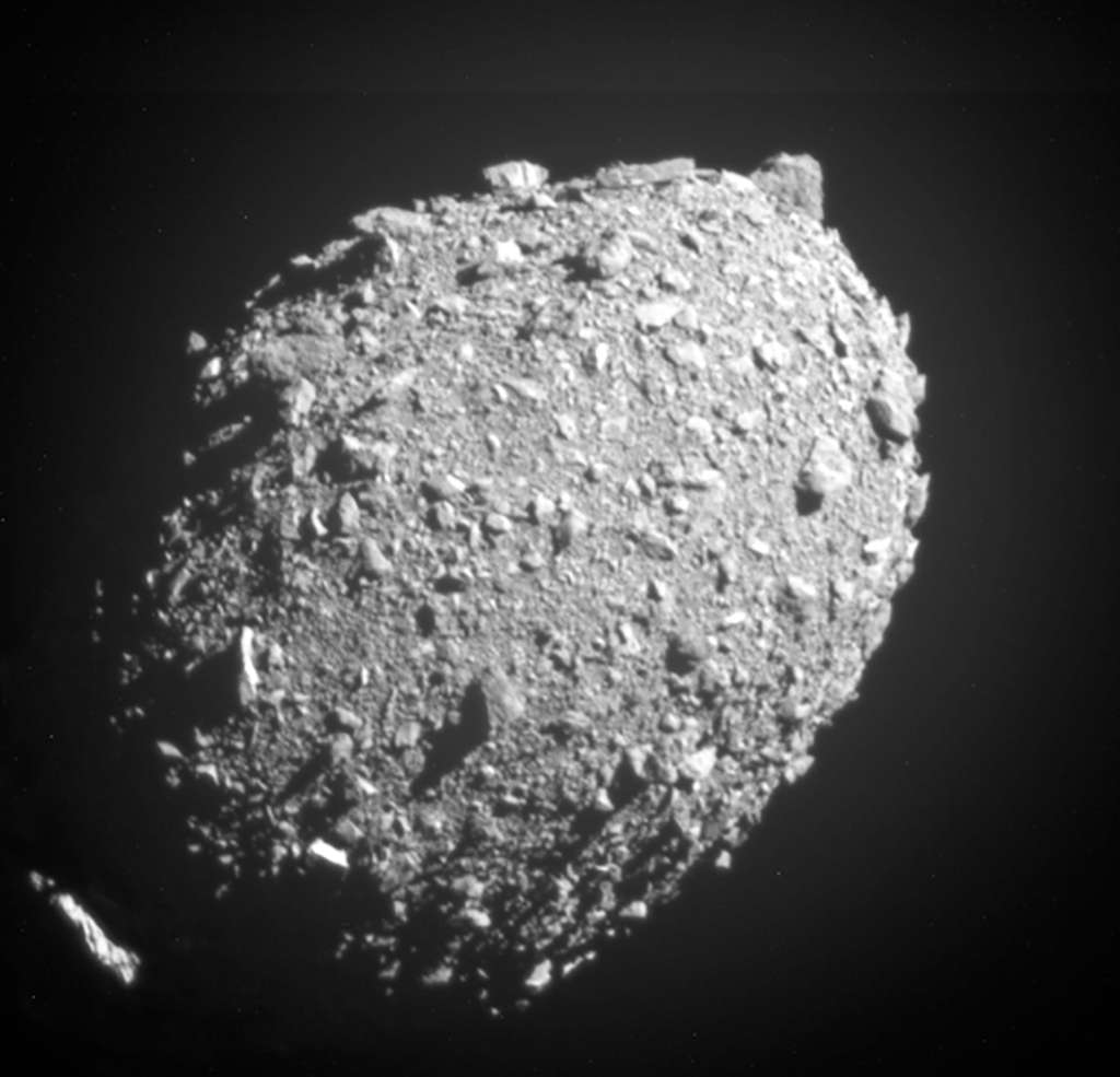 Avant la collision avec la mission Dart, l’astéroïde Dimorphos ressemblait un peu à un M&M’s granuleux. © Johns Hopkins APL, Nasa