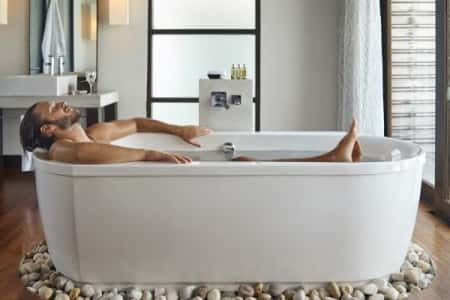 Prendre un bain chaud 1 à 2 heures avant le coucher favoriserait le cycle circadien naturel et augmenterait les chances de s'endormir rapidement ainsi que d'avoir un sommeil de meilleure qualité. © DaniloAndjus, IStock.com