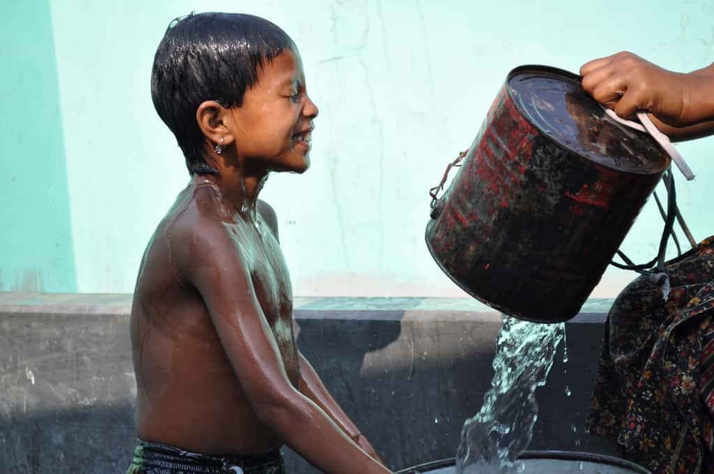 Le Bangladesh est un pays pauvre. Les conditions de vie sont parfois insalubres, et le choléra en profite pour se répandre. Il se transmet par voie fécale ou orale, en amenant les mains sales à la bouche, et surtout en buvant de l'eau contaminée. © Waterdotorg, Flickr, cc by nc sa 2.0