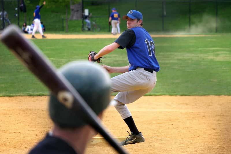 Au baseball, l'objectif pour le lanceur est d'envoyer la balle le plus vite possible afin que le joueur à la batte ne puisse la frapper. Celle-ci peut atteindre une vitesse de 160 km/h. © Guneyc, Flickr, cc by nc sa 2.0