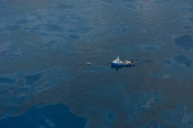 Juin 2010 : un bateau spécialisé essaye de pomper le pétrole répandu par le naufrage de la plateforme de BP Deepwater Horizon. Malgré sa taille, il paraît bien impuissant face à l'ampleur de la catastrophe. © kris krüg, Flickr, CC by-nc-sa 2.0