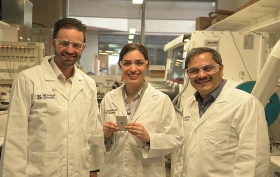 Les chercheurs de l’université Monach (Australie) tenant entre leurs mains un prototype de leur batterie lithium-soufre. © Université Monach