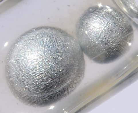Selon des chercheurs américains, le potassium, ici en perles, pourrait avantageusement remplacer le lithium dans une nouvelle génération de batteries. © Materialscientist, Wikipedia, CC by 1.0