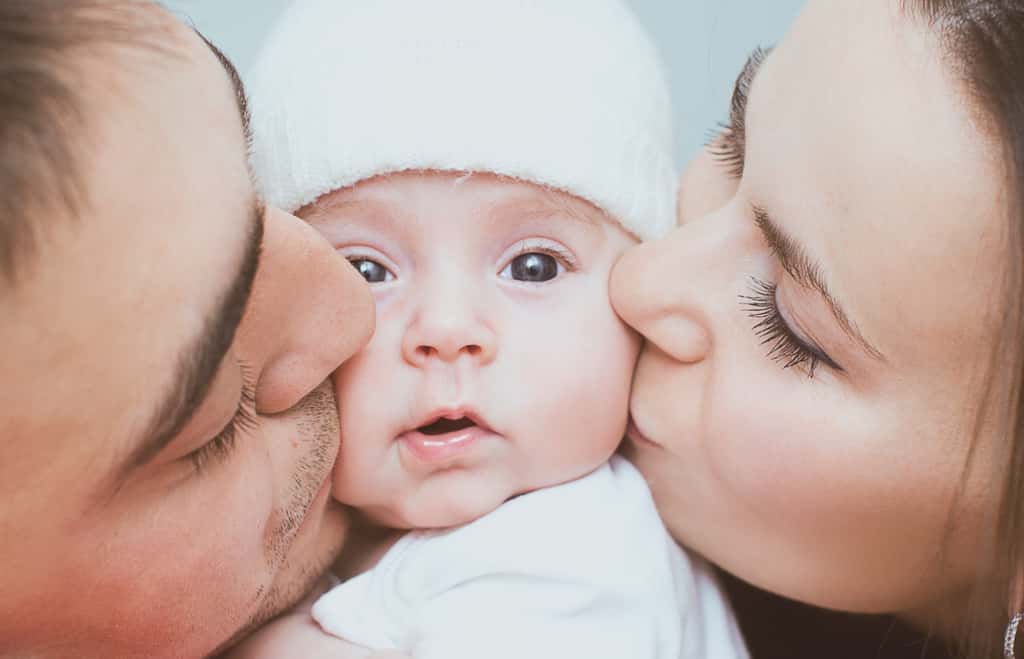 L'arrivée d'un bébé bouleverse l'équilibre du couple. © kolinko_tanya, Adobe Stock