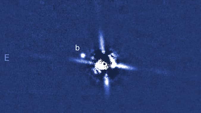 Une image de 2M0437b prise à l’aide du télescope Subaru, sur le Mauna Kea (Hawaï, États-Unis). Son étoile hôte très brillante a été en grande partie supprimée de l’image. Les quatre « pointes » sont des artefacts. © <em>Subaru Telescope and Gaidos, et al.</em>