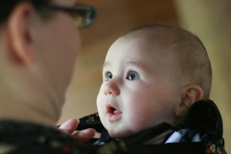 Les bébés naissent tous avec les mêmes prédispositions, et regardent dans les yeux la personne qui leur parle. Mais au-delà de deux mois, les enfants autistes perdent le sens du contact visuel plus rapidement que leurs homologues. © HoboMama, Flickr, cc by nc sa 2.0
