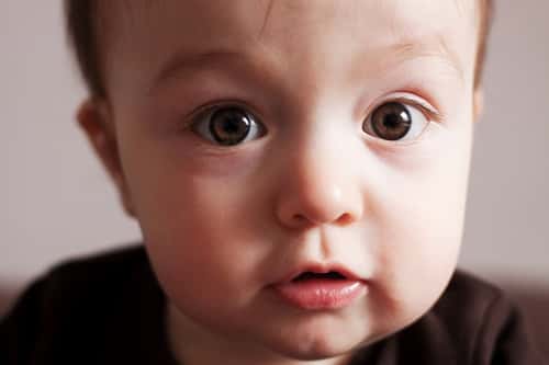 Face à une situation qu'ils doivent juger grotesque, les enfants de 18 mois ont une moue sceptique. « Ne serait-on pas en train de se moquer de moi ? » © _FuRFuR_, Flickr, cc by nc nd 2.0