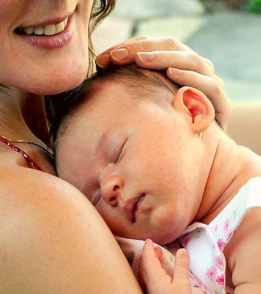L’ocytocine, ou hormone de l’amour, participe à l’attachement entre une mère et son enfant. Elle serait également produite par le père lors de l’accouchement. © Kristina Walter, Wikimedia Commons, cc by sa 3.0