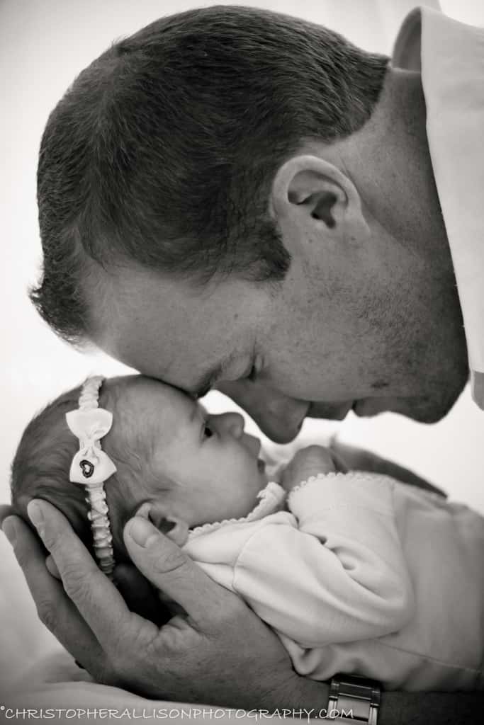 Pour le moment, les chercheurs n'ont pas testé l'effet de l'odeur des bébés sur le cerveau des hommes. Il est possible qu'elle ait également un rôle dans l’établissement du lien entre un père et son enfant. © christopherallisonphotography.com, Flickr, cc by nc nd 2.0
