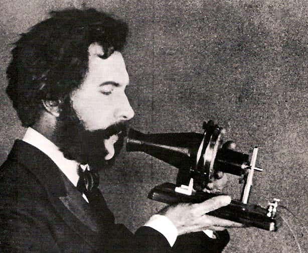 Acteur incarnant Alexander Graham Bell parlant au téléphone en 1876. © DP