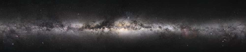Le trou noir qui alimente PSO J0309+27 serait d’une masse égale à un milliard de fois celle de notre Soleil. En comparaison, le trou noir supermassif au centre de la Voie lactée — ici, à l'image — n’est l’équivalent que de quatre millions de fois la masse de notre étoile. © Digital Sky LLC, Wikipedia, CC by-SA 2.5