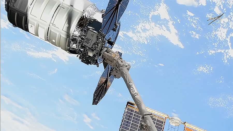 Capture du cargo Cygnus NG 17 le 21 février dernier par le bras robotique CanadArm de l’ISS. Ce cargo est équipé d’un système pour réaliser le tout premier test de propulsion de la station indépendamment du moteur de la section russe depuis la fin des navettes spatiales. © Nasa