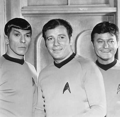 Leonard Nimoy (Spock), William Shatner (Kirk) et DeForest Kelley (McCoy) de la série Star Trek. © Paramount Television, <em>Wikimedia Commons</em>, Public domain