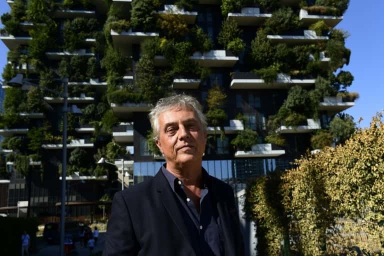 L'architecte et urbaniste italien Stefano Boeri devant le complexe architectural « Forêt verticale » en septembre 2017 à Milan. © Miguel Medina, AFP, Archives