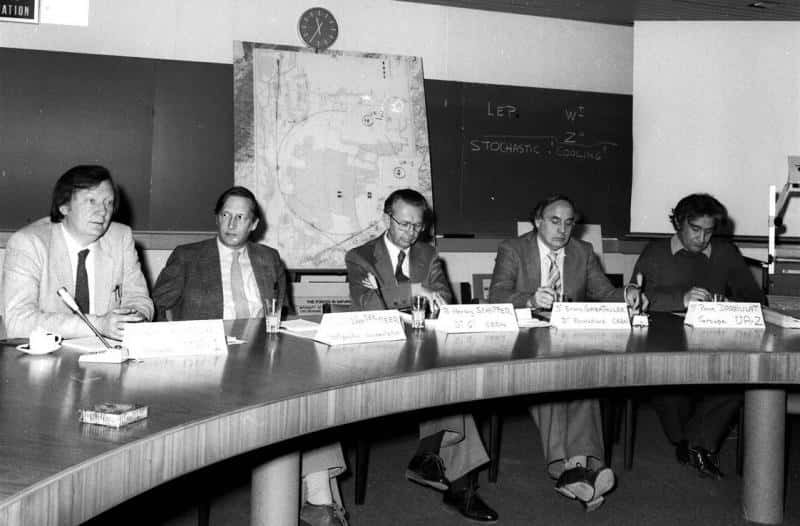 Lors d'une conférence de presse, le 25 janvier 1983, les physiciens du Cern annonçaient la découverte du boson W. On reconnaît, à gauche, et de gauche à droite, Carlo Rubbia et Simon van der Meer. © Cern