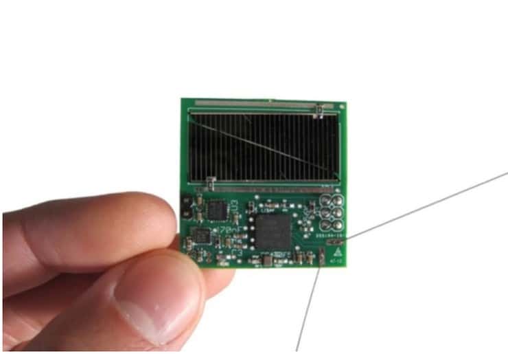 Voici à quoi ressemble un nanosatellite <em>Sprite</em>. Sa carte électronique et les composants qu’elle intègre sont alimentés par une cellule photovoltaïque. © Zac Manchester